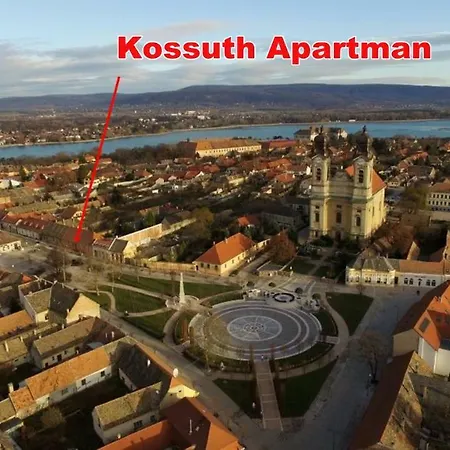 Kossuth Apartman Appartamento Tata